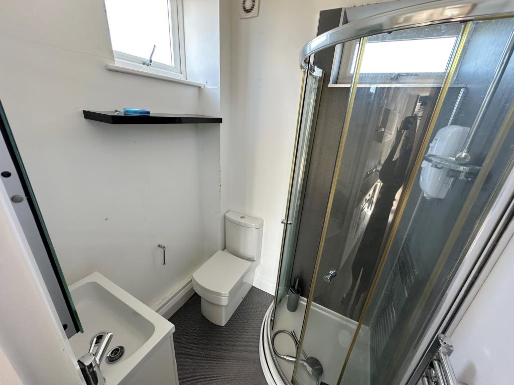 Lot: 38 - STUDIO FLAT IN SEAFRONT LOCATION - Bathroom